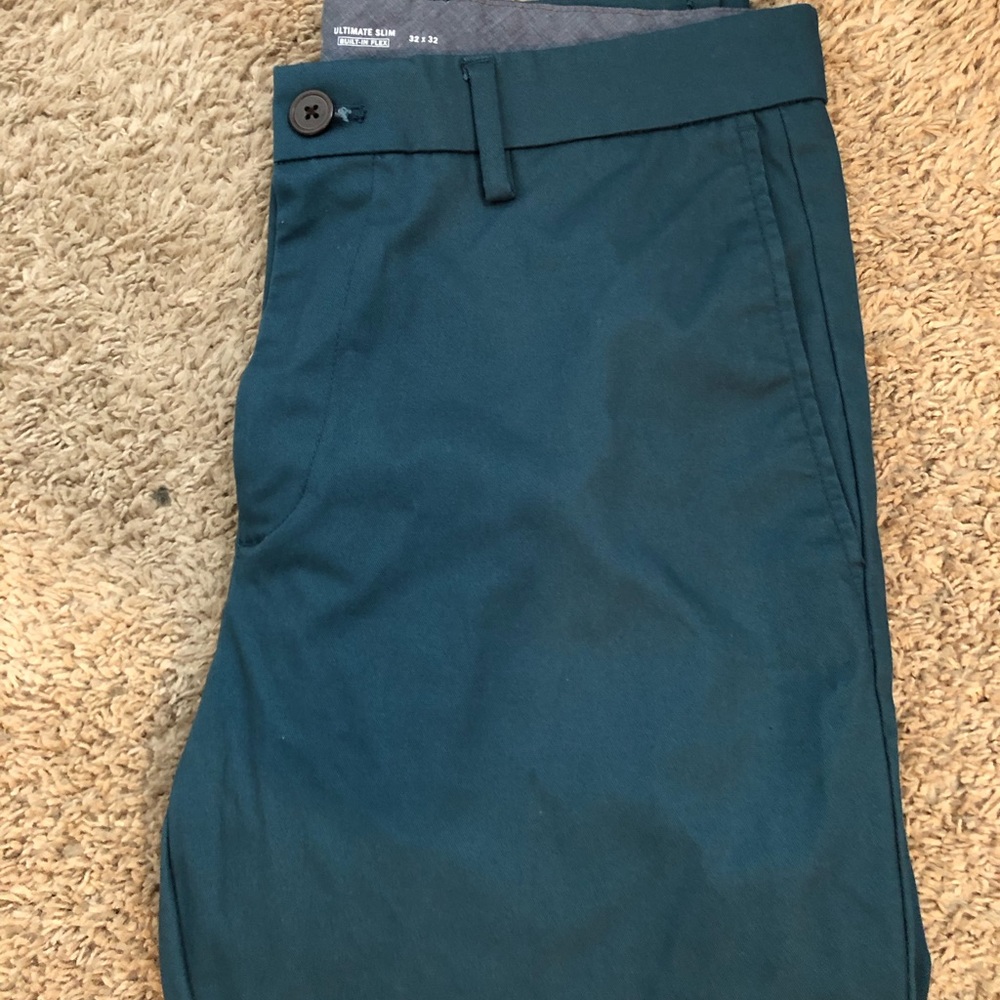 Ultimate slim built in flex men’s khakis. 32x32.